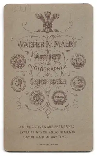 Fotografie W. N. Malby, Chichester, Portrait blonde Schönheit mit Ziergürtel an der Bluse