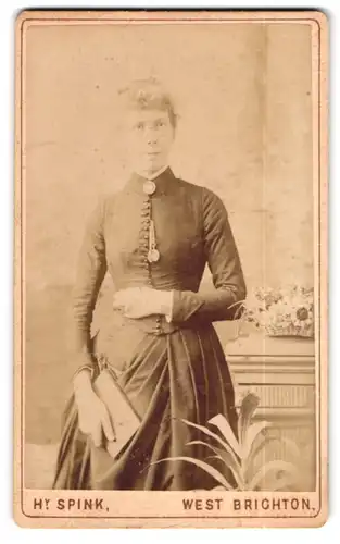 Fotografie H. Spink, West Brighton, 109 Western Road, Portrait hübsche Frau mit Buch in der Hand