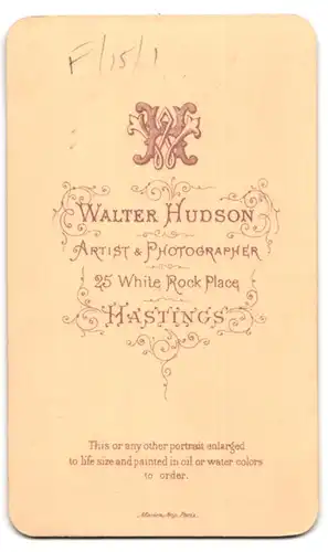Fotografie W. Hudson, Hastings, 25 White Rock Place, Portrait blondes süsses Mädchen im niedlichen Kleidchen