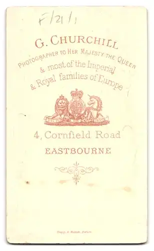 Fotografie G. Churchill, Eastbourne, 4 Cornfield Road, Portrait charmante Dame im eleganten Kleid mit Zierknopfleiste