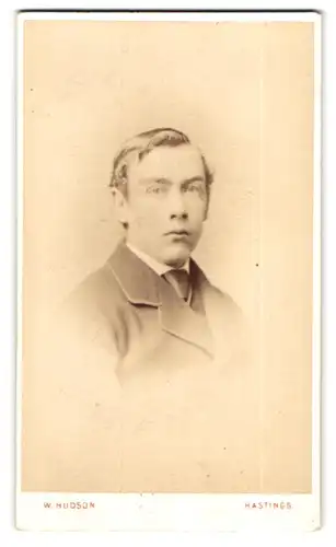 Fotografie W. Hudson, Hastings, 25 White Rock Place, Portrait junger charmanter Mann mit Krawatte im Jackett