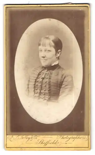 Fotografie J. S. Tulley & Co., Sheffield, 24 to 30 Division Street, Portrait lächelnde junge Frau in gerüschter Bluse