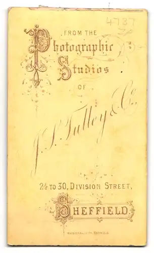 Fotografie J. S. Tulley & Co., Sheffield, 24 to 30 Division Street, Portrait lächelnde junge Frau in gerüschter Bluse