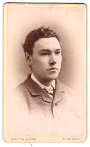 Fotografie Ralston & Sons, Glasgow, 141 Sauchiehall Street, Portrait charmanter junger Mann im Jackett