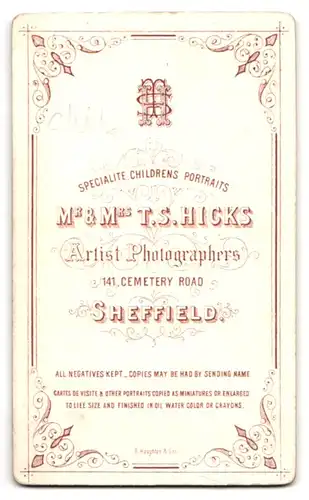 Fotografie T. S. Hicks, Sheffield, 141 Cemetery Road, Portrait junger charmanter Mann mit Flanierstock und Hut