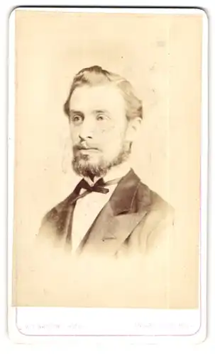 Fotografie W. T. Watson, Hull, Anlaby Road, Portrait stattlicher junger Mann mit Bart