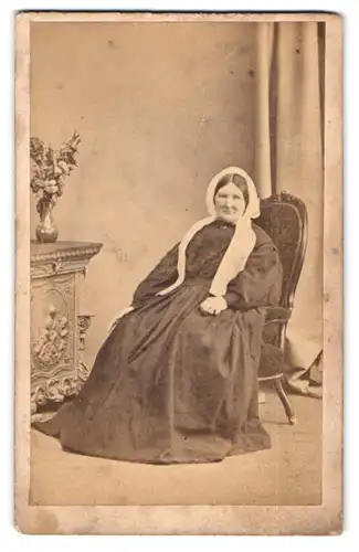 Fotografie Appleton & Co., Bradford, Horton Lane, Portrait hübsche Dame mit Kopfschmuck im prachtvollen Kleid