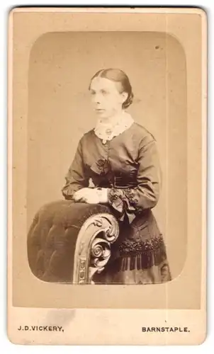 Fotografie J. D. Vickery, Barnstaple, Portrait bildschöne junge Frau mit Rüschen am Kleiderkragen