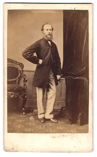 Fotografie James Harusen, Leeds, 172 Woodhouse Lane, Portrait charmanter Herr mit Vollbart