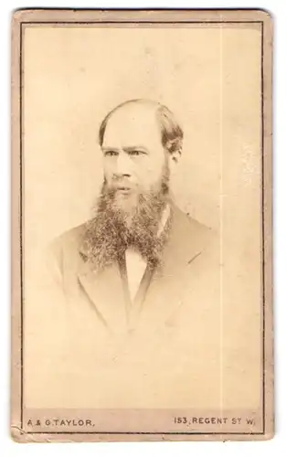 Fotografie A. & G. Taylor, Leeds, 153 Regent St. W., Portrait stattlicher Herr mit Vollbart