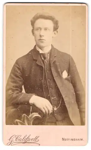 Fotografie G. Caldwell, Nottingham, 95 Carrington Street, Portrait charmanter junger Mann im Jackett