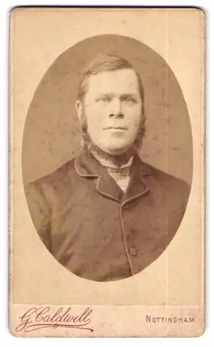 Fotografie G. Caldwell, Nottingham, Carrington Street, Portrait stattlicher Herr mit Lincolnbart im Jackett