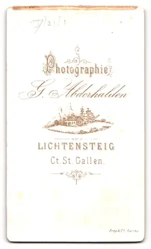 Fotografie G. Abdenhalden, Lichtensteig, Portrait charmant lächelnde Frau im gestreiften Kleid