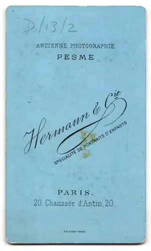 Fotografie Hermann & Cie, Paris, 20 Chaussée d'Antin, Portrait bildschöne Frau mit elegantem Kopfschmuck