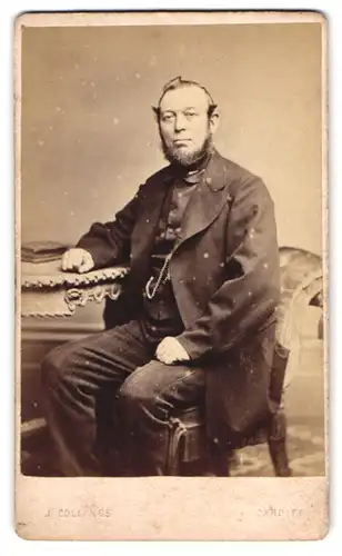 Fotografie J. Collings, Cardiff, 47 Bute Street, Portrait stattlicher Herr mit Lincolnbart im Anzug