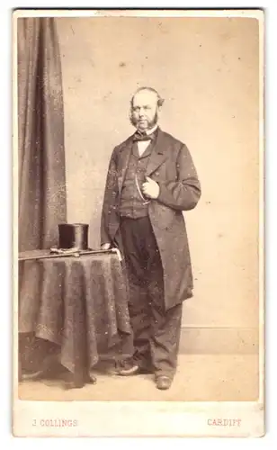 Fotografie J. Collings, Cardiff, 47 Bute Street, Portrait stattlicher Herr mit Kotelettenbart im Anzug