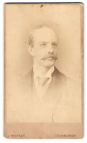 Fotografie J. Moffat, Edinburgh, 125 Princess Street, Portrait stattlicher Herr mit Schnurrbart und Krawatte im Jackett