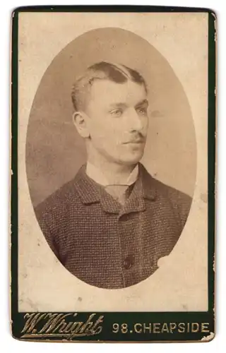 Fotografie W. Wright, London, 98 Cheapside, Portrait junger Mann mit Mittelscheitel im Jackett