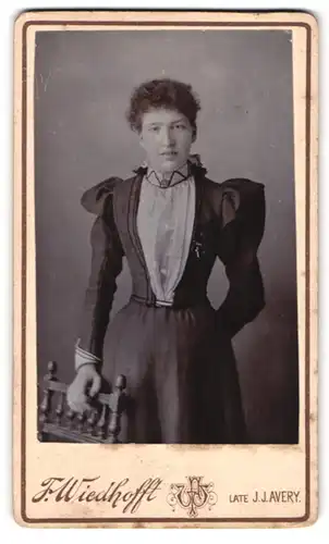 Fotografie F. Wiedhofft, London, 338 New Cross Road, Portrait dunkelhaarige Schönheit im prachtvollen Kleid