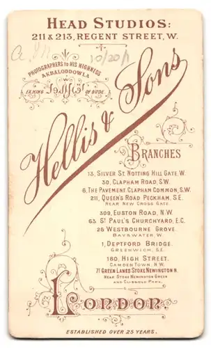 Fotografie Hellis & Sons, London, 160 High Street, Portrait blonder Bube elegant im Anzug