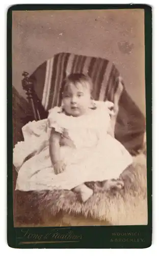 Fotografie Long & Faulkner, Woolwich, 82 Wellington Street, Portrait süsses kleines Mädchen im Taufkleidchen