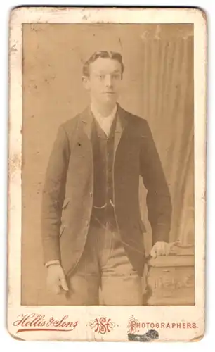 Fotografie Hellis & Sons, London, 211 & 213 Regent St. W., Portrait junger Mann im eleganten Anzug