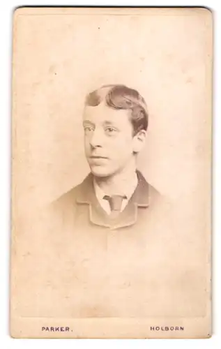 Fotografie W. G. Parker, Holborn, 40 High Holborn, Portrait junger Mann mit Mittelscheitel und Krawatte im Jackett