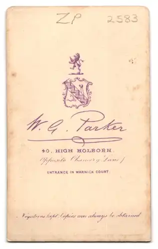 Fotografie W. G. Parker, Holborn, 40 High Holborn, Portrait junger Mann mit Mittelscheitel und Krawatte im Jackett