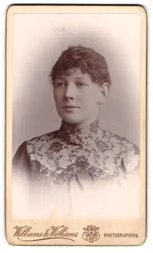 Fotografie Williams & Williams, Cardiff, 53 Queens St., Portrait bildschönes Fräulein in elegant bestickter Bluse