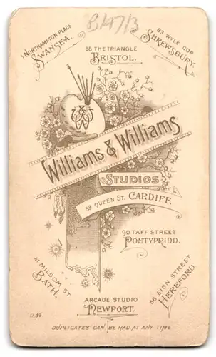 Fotografie Williams & Williams, Cardiff, 53 Queens St., Portrait bildschönes Fräulein in elegant bestickter Bluse