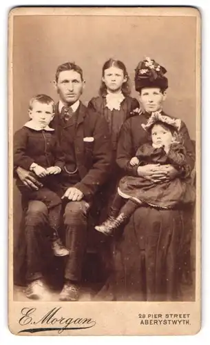 Fotografie E. Morgan, Aberystwith, 29 Pier Street, Portrait einer elegant gekleideten Familie mit niedlichen Kindern