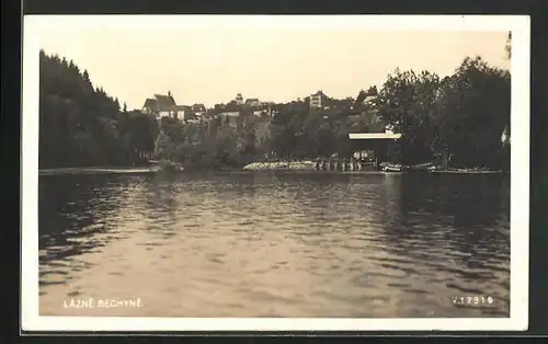 AK Lázne Bechyne, Panorama vom Wasser aus gesehen