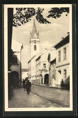 AK Trebon, Strassenpartie, Blick zur Kirche