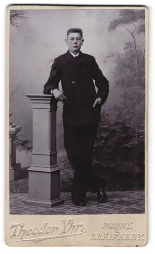 Fotografie Theodor Yhr, Rönne, Storetorv, Portrait charmanter junger Mann im schwarzen Anzug