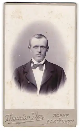 Fotografie Theodor Yhr, Rönne, Storetorv, Portrait stattlicher junger Mann mit Fliege im Jackett