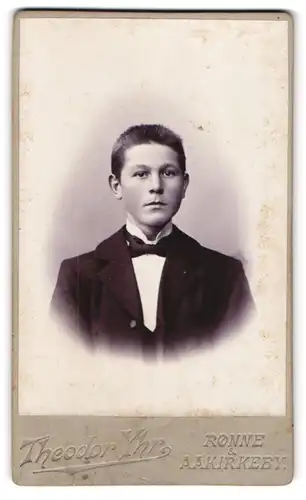 Fotografie Theodor Yhr, Rönne, Storetorv, Portrait dunkelhaariger Bube im Jackett