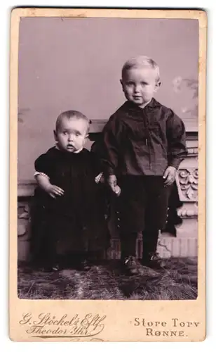 Fotografie Theodor Yhr, Rönne, Storetorv, Portrait bildhübsches Kinderpaar in niedlicher Kleidung