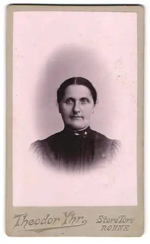 Fotografie Theodor Yhr, Rönne, Storetorv, Portrait dunkelhaarige Dame mit zurückgebundenem Haar