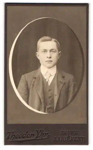 Fotografie Theodor Yhr, Rönne, Storetorv, Portrait blonder charmanter Mann mit Krawatte im Jackett