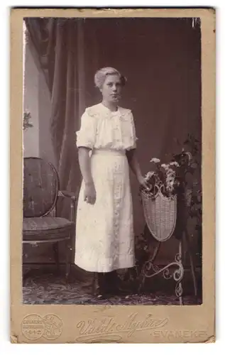 Fotografie Vald. Myhre, Svaneke, Portrait blonde junge Schönheit im weissen Kleid