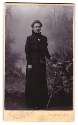 Fotografie Vald. Myhre, Svaneke, Portrait charmant lächelndes Fräulein im schwarzen Kleid