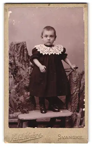 Fotografie Vald. Myhre, Svaneke, Portrait süsses kleines Mädchen im Kleidchen mit Stickerei am Kragen