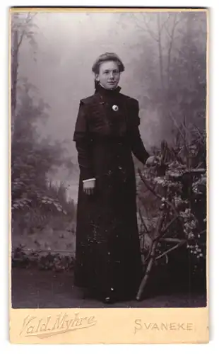 Fotografie Vald. Myhre, Svaneke, Portrait bildschönes Fräulein im schwarzen prachtvollen Kleid
