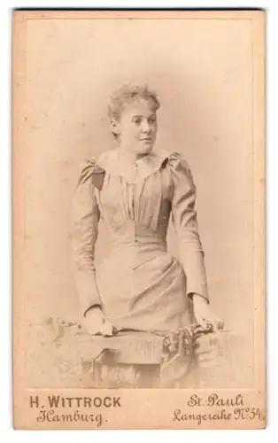 Fotografie H. Wittrock, Hamburg-St. Pauli, Langereihe 54, Portrait blonde junge Schönheit im eleganten Kleid