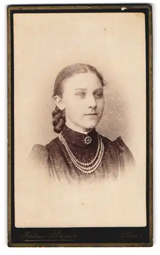Fotografie Julius Bremer, Hamburg-Altona, Königstr. 89, Portrait bildschönes Mädchen mit Flechtzopf und Halsschmuck