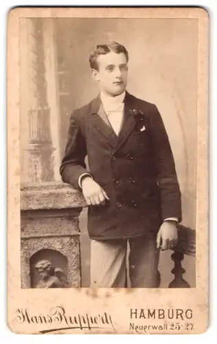 Fotografie Hans Ruppert, Hamburg, Neuerwall 25-27, Portrait charmanter junger Mann im eleganten Anzug