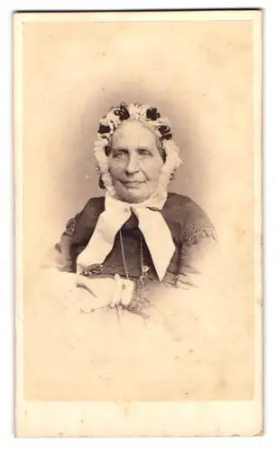 Fotografie Gebr. Ehlers, Hamburg-Altona, Königstr. 220, Portrait betagte Dame mit hübschem Kopfschmuck