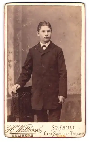 Fotografie H. Wittrock, Hamburg-St. Pauli, Portrait eines elegant gekleideten Buben
