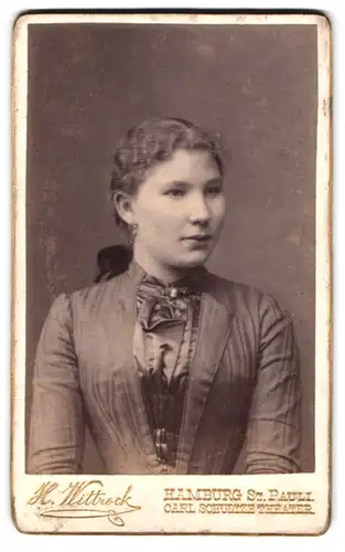 Fotografie H. Wittrock, Hamburg-St. Pauli, Portrait bildschönes Mädchen mit Seidebesatz am Kleid
