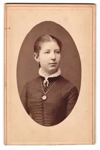 Fotografie Atelier Jürgens, Hamburg-Altona, Gr. Mühlenstr. 54, Portrait hübsches Mädchen mit Brosche und Amulettkette